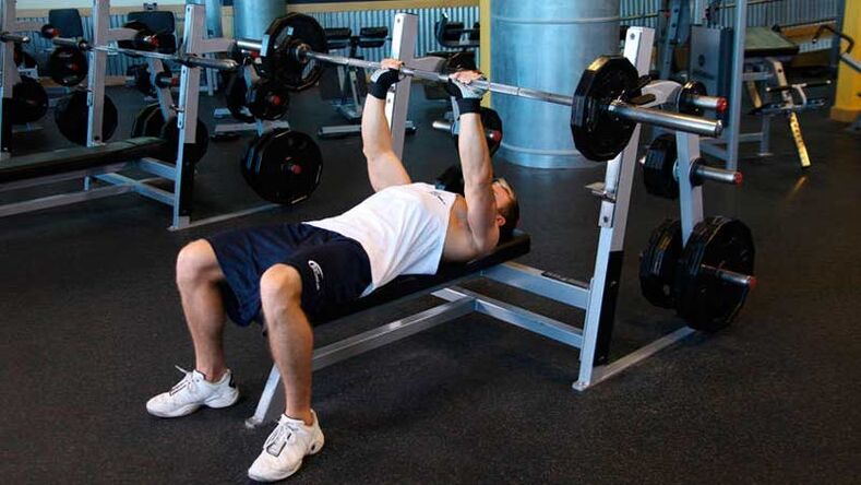 To dry the shoulders and chest, a bench press with barbells is performed on a horizontal bench.